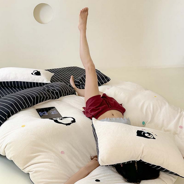 91家纺网 家纺一手货源 找家纺 圆岛家纺 2023新款可爱元气秋冬毛巾绣牛奶绒四件套 企鹅伙伴