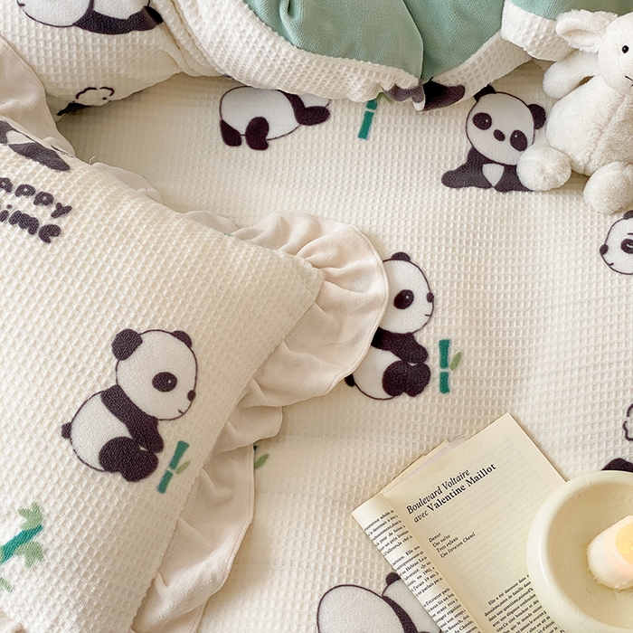 91家纺网 家纺一手货源 找家纺 潘朵拉家纺 2023新款雕花韩式华夫格花边牛奶绒四件套  开心熊宝