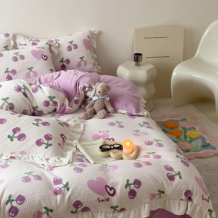 91家纺网 家纺一手货源 找家纺 潘朵拉家纺 2023新款雕花韩式华夫格花边牛奶绒四件套  车厘子