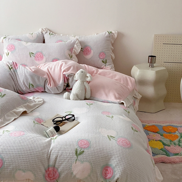 91家纺网 家纺一手货源 找家纺 潘朵拉家纺 2023新款雕花韩式华夫格花边牛奶绒四件套  暖心玫瑰