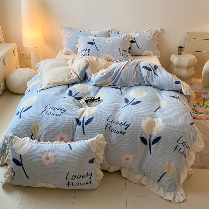 91家纺网 家纺一手货源 找家纺 潘朵拉家纺 2023新款雕花韩式华夫格花边牛奶绒四件套  小情调（蓝）