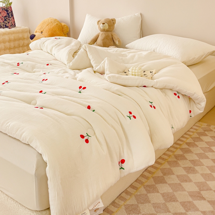 91家纺网 家纺一手货源 找家纺 木楌家居 2025新款全棉皱皱纱刺绣款被芯-风格二 小樱桃