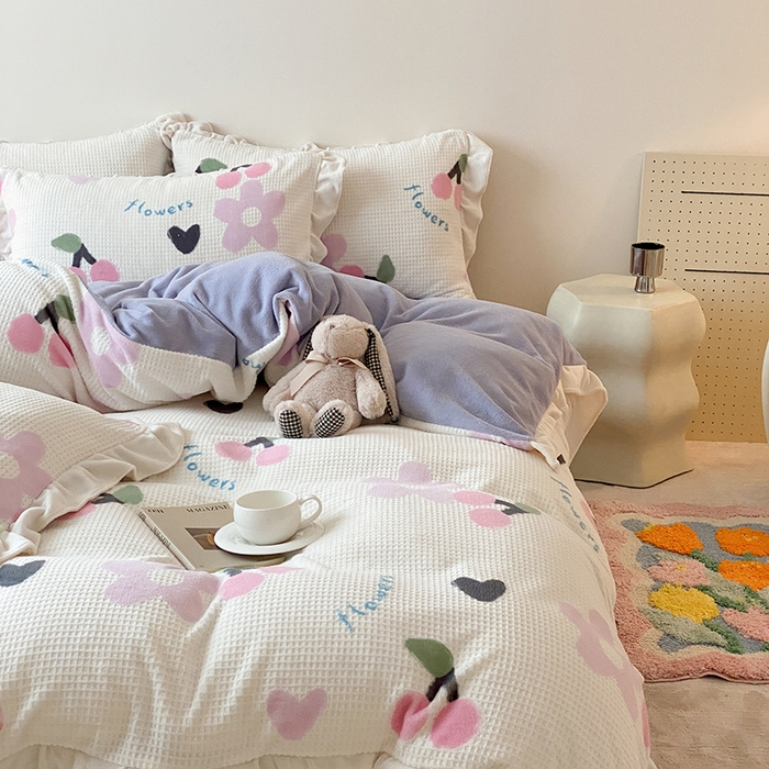 91家纺网 家纺一手货源 找家纺 潘朵拉家纺 2023新款雕花韩式华夫格花边牛奶绒四件套  樱樱花语