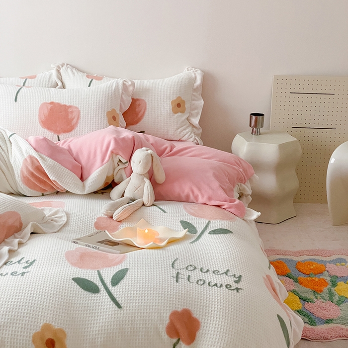 91家纺网 家纺一手货源 找家纺 潘朵拉家纺 2023新款雕花韩式华夫格花边牛奶绒四件套  小情调