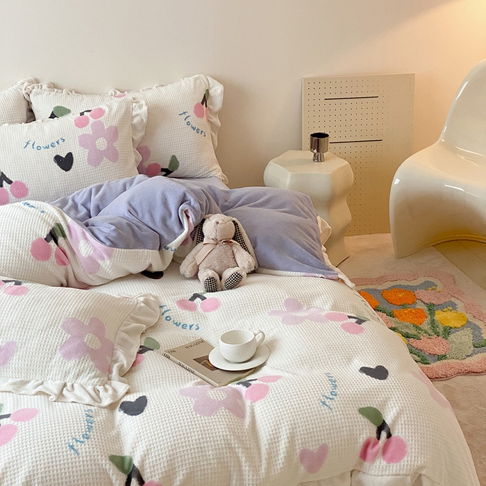 91家纺网 家纺一手货源 找家纺 潘朵拉家纺 2023新款雕花韩式华夫格花边牛奶绒四件套  樱樱花语