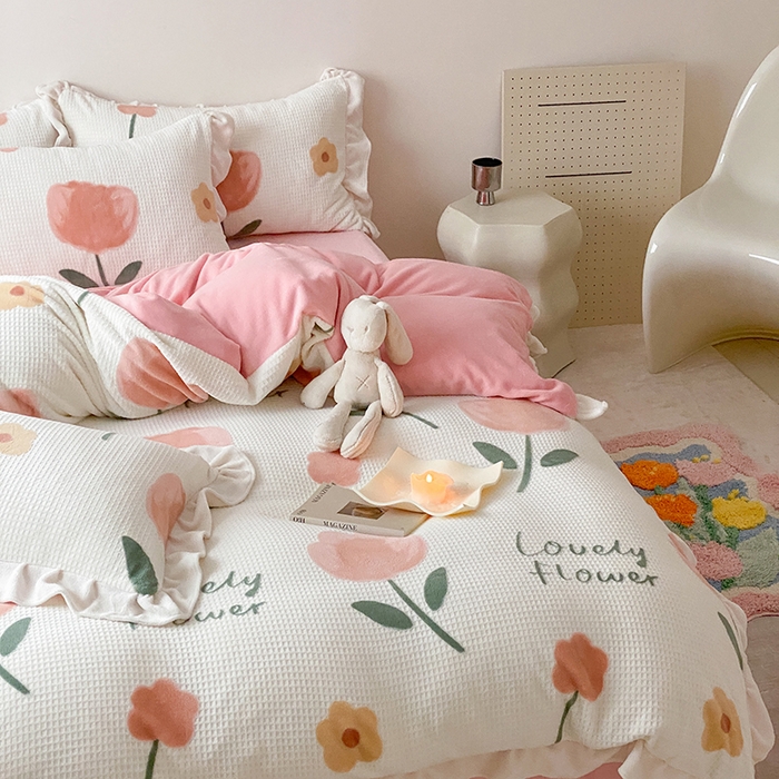 91家纺网 家纺一手货源 找家纺 潘朵拉家纺 2023新款雕花韩式华夫格花边牛奶绒四件套  小情调