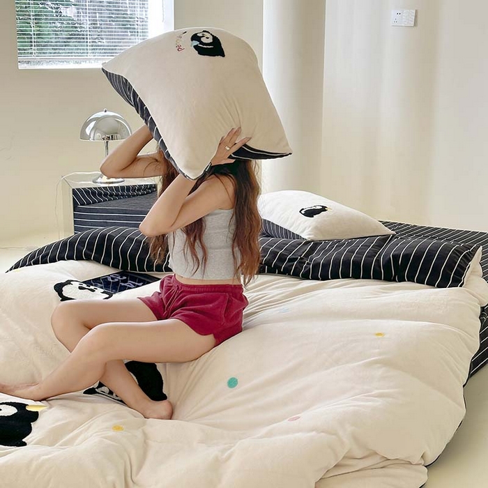 91家纺网 家纺一手货源 找家纺 圆岛家纺 2023新款可爱元气秋冬毛巾绣牛奶绒四件套 企鹅伙伴