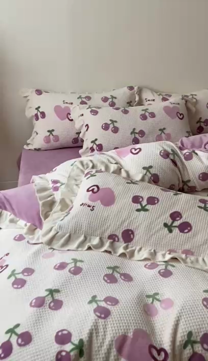 91家纺网 家纺一手货源 找家纺 潘朵拉家纺 2023新款雕花韩式华夫格花边牛奶绒四件套  车厘子