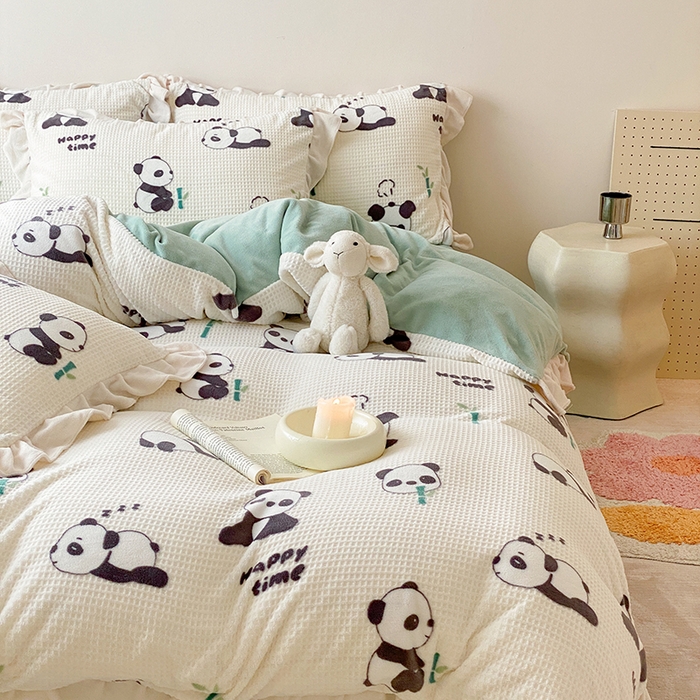 91家纺网 家纺一手货源 找家纺 潘朵拉家纺 2023新款雕花韩式华夫格花边牛奶绒四件套  开心熊宝