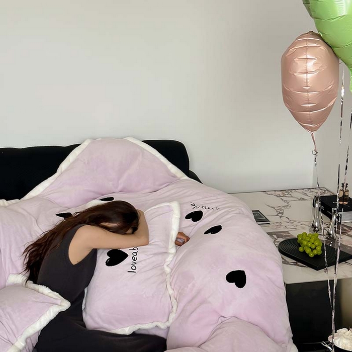 91家纺网 家纺一手货源 找家纺 圆岛家纺 2023秋冬新款少女心桃心樱桃毛巾绣牛奶绒四件套 桃心（淡紫）