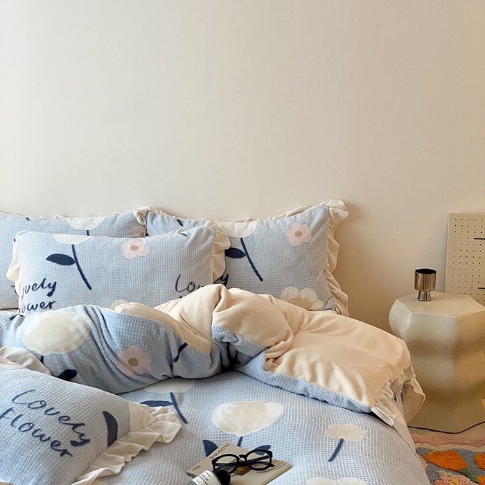 91家纺网 家纺一手货源 找家纺 潘朵拉家纺 2023新款雕花韩式华夫格花边牛奶绒四件套  小情调（蓝）