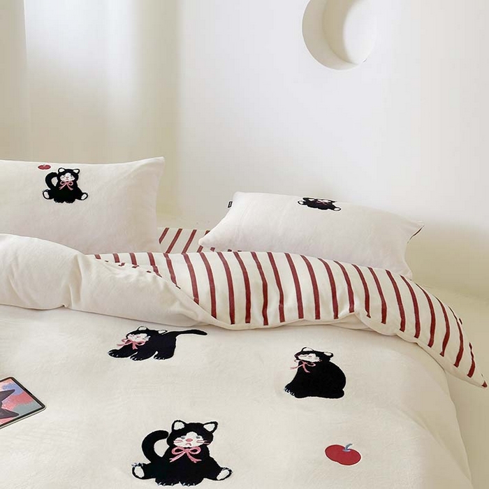 91家纺网 家纺一手货源 找家纺 圆岛家纺 2023新款可爱元气秋冬毛巾绣牛奶绒四件套 玩偶猫