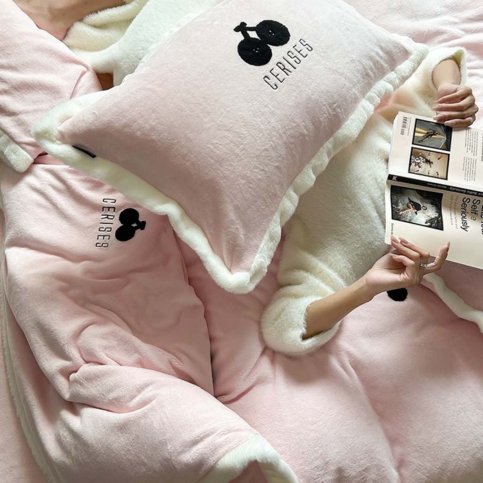 91家纺网 家纺一手货源 找家纺 圆岛家纺 2023秋冬新款少女心桃心樱桃毛巾绣牛奶绒四件套 樱桃（玉粉）