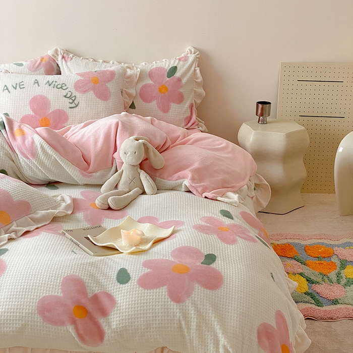 91家纺网 家纺一手货源 找家纺 潘朵拉家纺 2023新款雕花韩式华夫格花边牛奶绒四件套  淡妆初夏