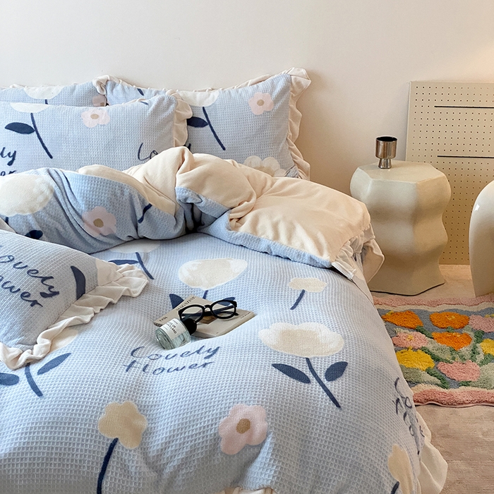 91家纺网 家纺一手货源 找家纺 潘朵拉家纺 2023新款雕花韩式华夫格花边牛奶绒四件套  小情调（蓝）