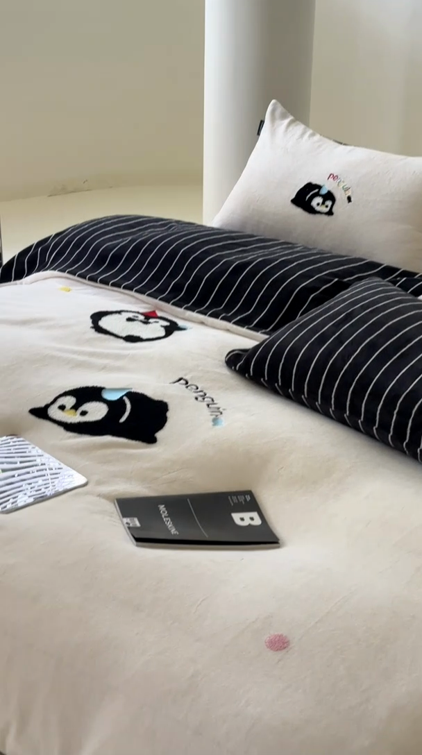 91家纺网 家纺一手货源 找家纺 圆岛家纺 2023新款可爱元气秋冬毛巾绣牛奶绒四件套 企鹅伙伴