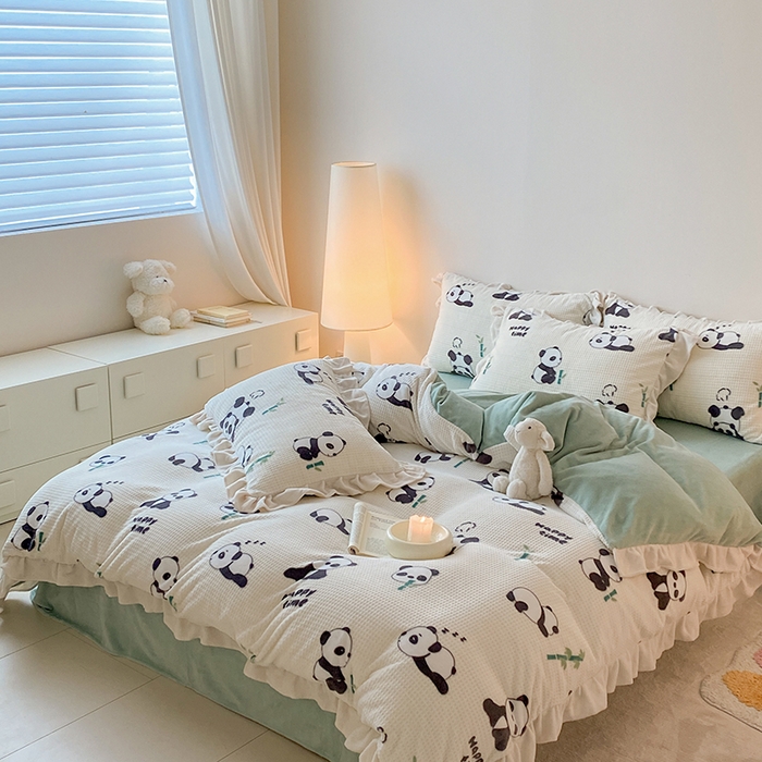 91家纺网 家纺一手货源 找家纺 潘朵拉家纺 2023新款雕花韩式华夫格花边牛奶绒四件套  开心熊宝