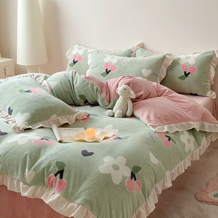 91家纺网 家纺一手货源 找家纺 潘朵拉家纺 2023新款雕花韩式华夫格花边牛奶绒四件套  樱樱花语（绿）