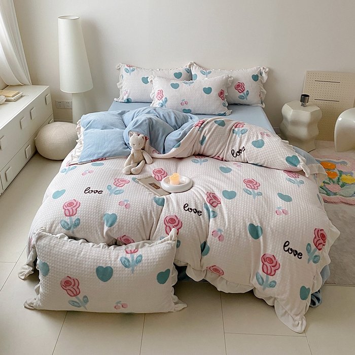 91家纺网 家纺一手货源 找家纺 潘朵拉家纺 2023新款雕花韩式华夫格花边牛奶绒四件套  南梦花园