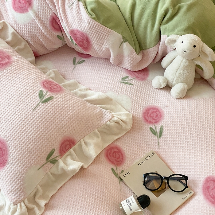 91家纺网 家纺一手货源 找家纺 潘朵拉家纺 2023新款雕花韩式华夫格花边牛奶绒四件套  暖心玫瑰（粉）