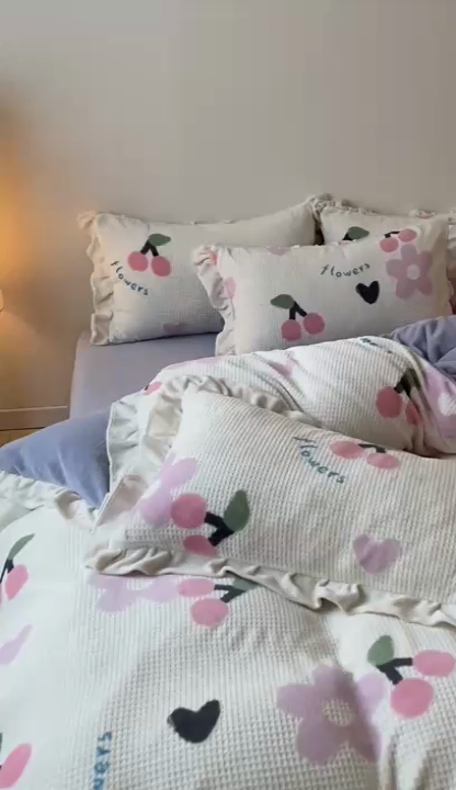 91家纺网 家纺一手货源 找家纺 潘朵拉家纺 2023新款雕花韩式华夫格花边牛奶绒四件套  樱樱花语