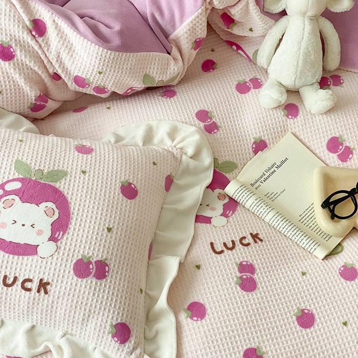 91家纺网 家纺一手货源 找家纺 潘朵拉家纺 2023新款雕花韩式华夫格花边牛奶绒四件套  果酱熊