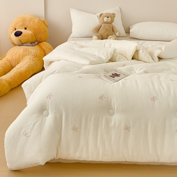 91家纺网 家纺一手货源 找家纺 木楌家居 2025新款全棉皱皱纱刺绣款被芯-风格二 蝴蝶结