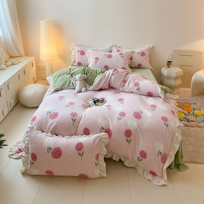 91家纺网 家纺一手货源 找家纺 潘朵拉家纺 2023新款雕花韩式华夫格花边牛奶绒四件套  暖心玫瑰（粉）