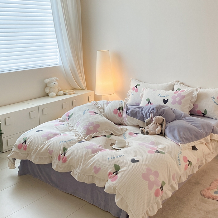 91家纺网 家纺一手货源 找家纺 潘朵拉家纺 2023新款雕花韩式华夫格花边牛奶绒四件套  樱樱花语