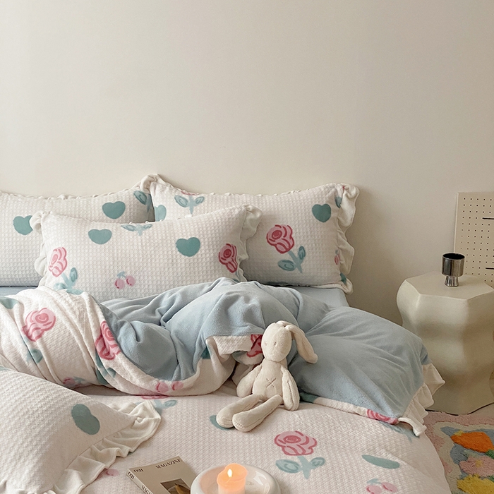 91家纺网 家纺一手货源 找家纺 潘朵拉家纺 2023新款雕花韩式华夫格花边牛奶绒四件套  南梦花园