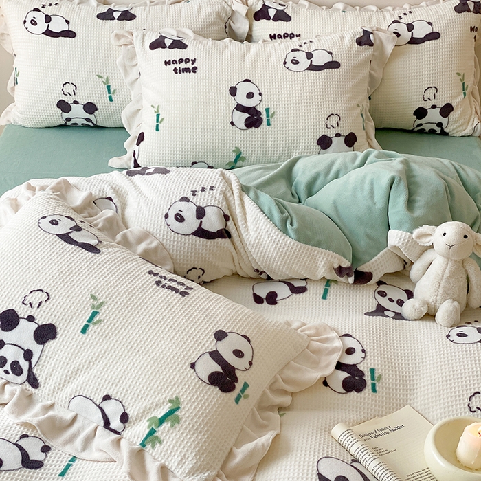 91家纺网 家纺一手货源 找家纺 潘朵拉家纺 2023新款雕花韩式华夫格花边牛奶绒四件套  开心熊宝