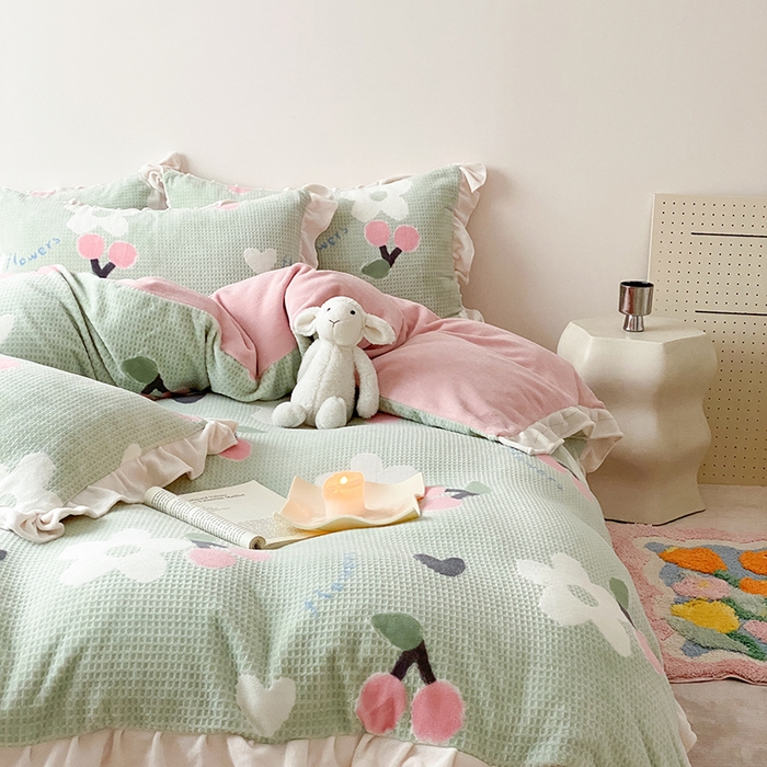 91家纺网 家纺一手货源 找家纺 潘朵拉家纺 2023新款雕花韩式华夫格花边牛奶绒四件套  樱樱花语（绿）