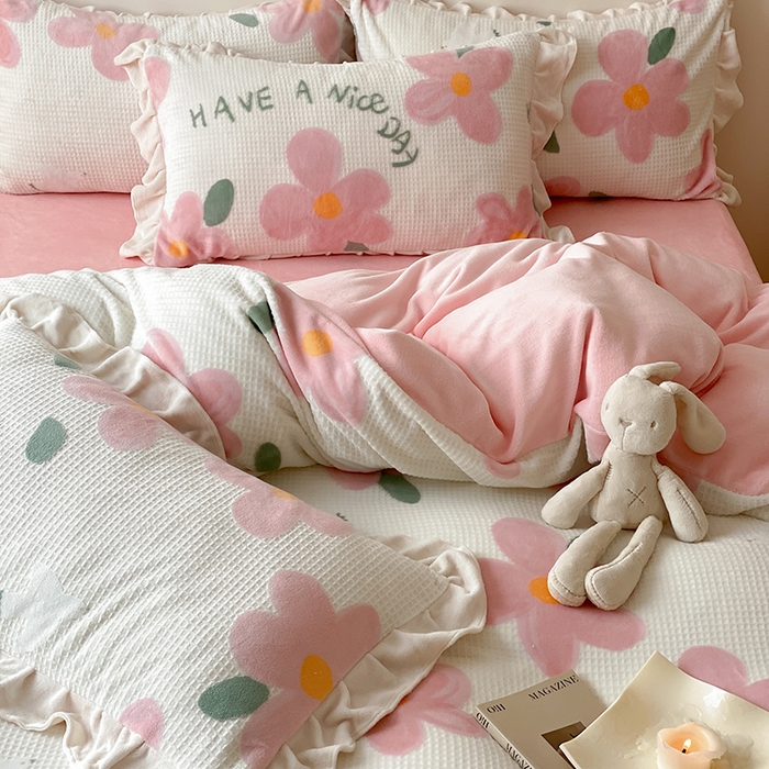 91家纺网 家纺一手货源 找家纺 潘朵拉家纺 2023新款雕花韩式华夫格花边牛奶绒四件套  淡妆初夏