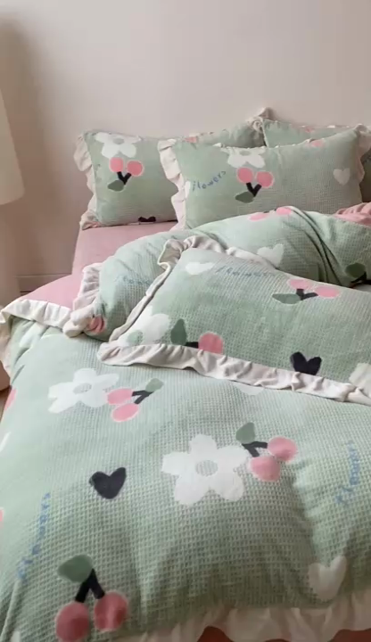 91家纺网 家纺一手货源 找家纺 潘朵拉家纺 2023新款雕花韩式华夫格花边牛奶绒四件套  樱樱花语（绿）