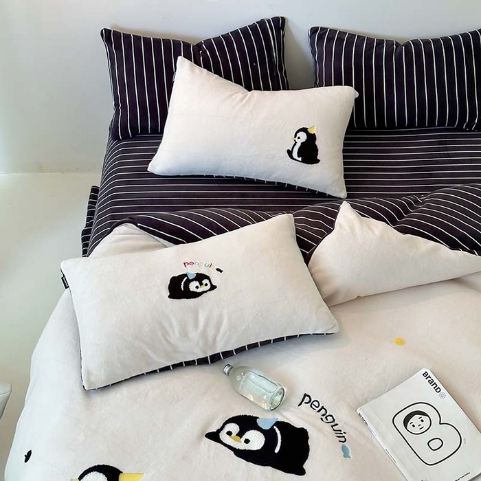 91家纺网 家纺一手货源 找家纺 圆岛家纺 2023新款可爱元气秋冬毛巾绣牛奶绒四件套 企鹅伙伴