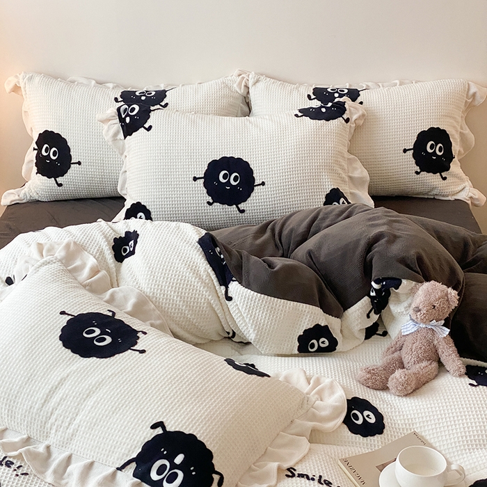 91家纺网 家纺一手货源 找家纺 潘朵拉家纺 2023新款雕花韩式华夫格花边牛奶绒四件套  球球精灵