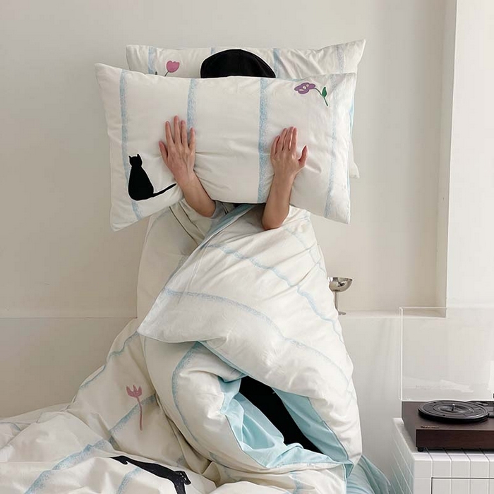 91家纺网 家纺一手货源 找家纺 圆岛家纺 2023冬季新款全棉加厚磨毛刺绣四件套-场景二 猫咪日记