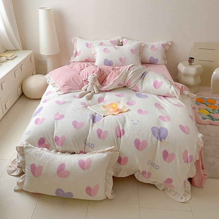 91家纺网 家纺一手货源 找家纺 潘朵拉家纺 2023新款雕花韩式华夫格花边牛奶绒四件套  粉色心情