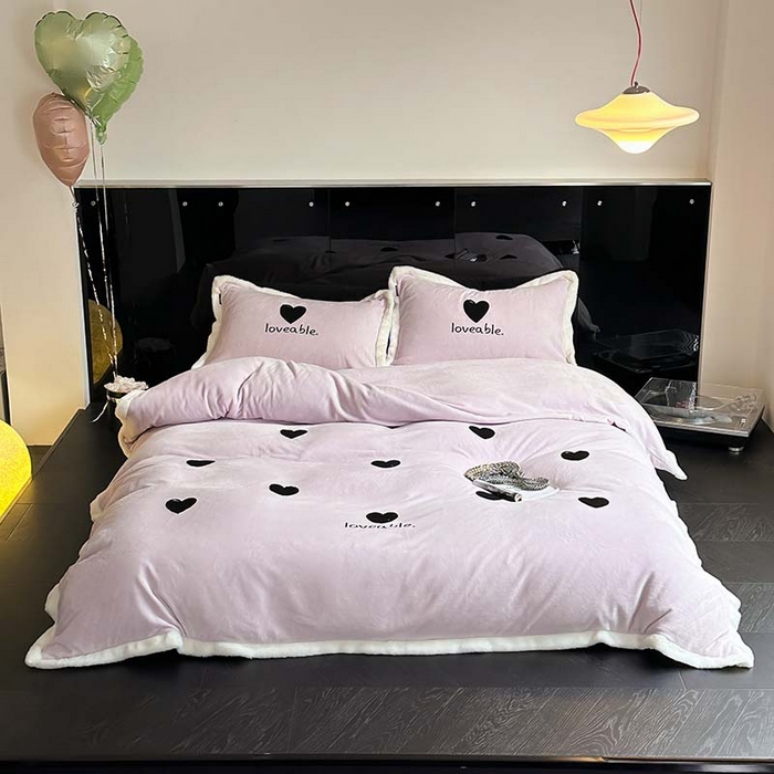 91家纺网 家纺一手货源 找家纺 圆岛家纺 2023秋冬新款少女心桃心樱桃毛巾绣牛奶绒四件套 桃心（淡紫）