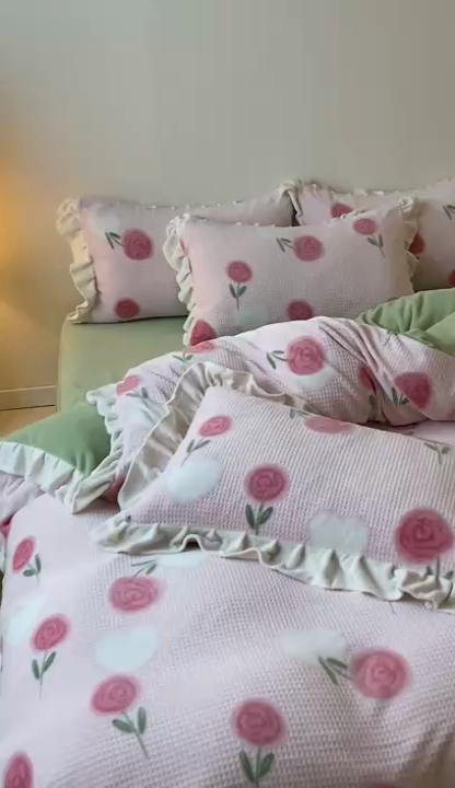 91家纺网 家纺一手货源 找家纺 潘朵拉家纺 2023新款雕花韩式华夫格花边牛奶绒四件套  暖心玫瑰（粉）