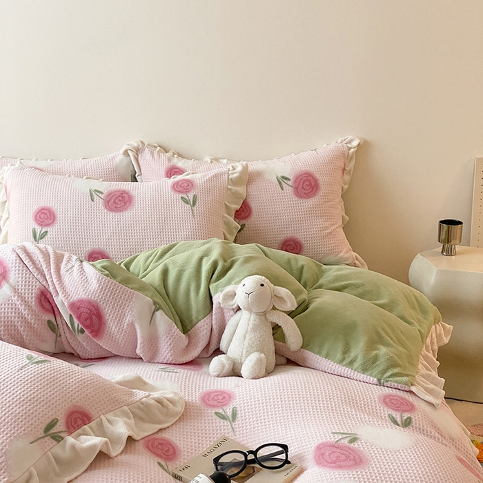 91家纺网 家纺一手货源 找家纺 潘朵拉家纺 2023新款雕花韩式华夫格花边牛奶绒四件套  暖心玫瑰（粉）