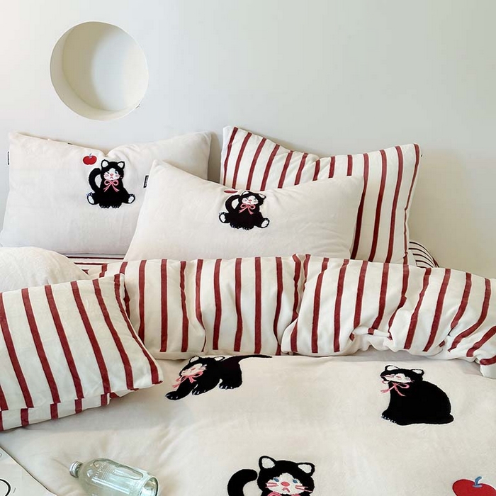 91家纺网 家纺一手货源 找家纺 圆岛家纺 2023新款可爱元气秋冬毛巾绣牛奶绒四件套 玩偶猫