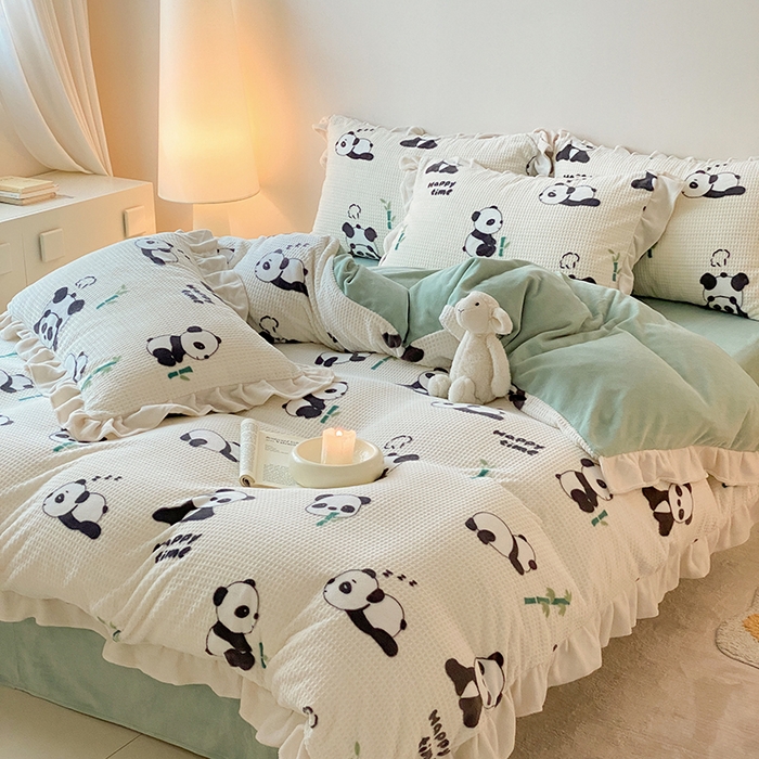 91家纺网 家纺一手货源 找家纺 潘朵拉家纺 2023新款雕花韩式华夫格花边牛奶绒四件套  开心熊宝