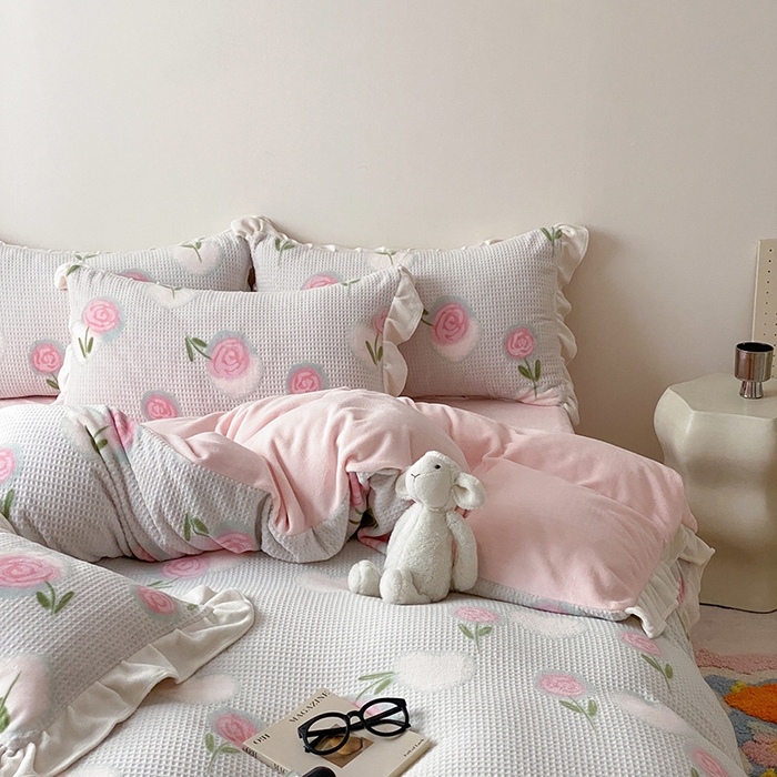 91家纺网 家纺一手货源 找家纺 潘朵拉家纺 2023新款雕花韩式华夫格花边牛奶绒四件套  暖心玫瑰