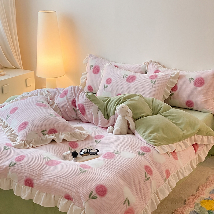 91家纺网 家纺一手货源 找家纺 潘朵拉家纺 2023新款雕花韩式华夫格花边牛奶绒四件套  暖心玫瑰（粉）