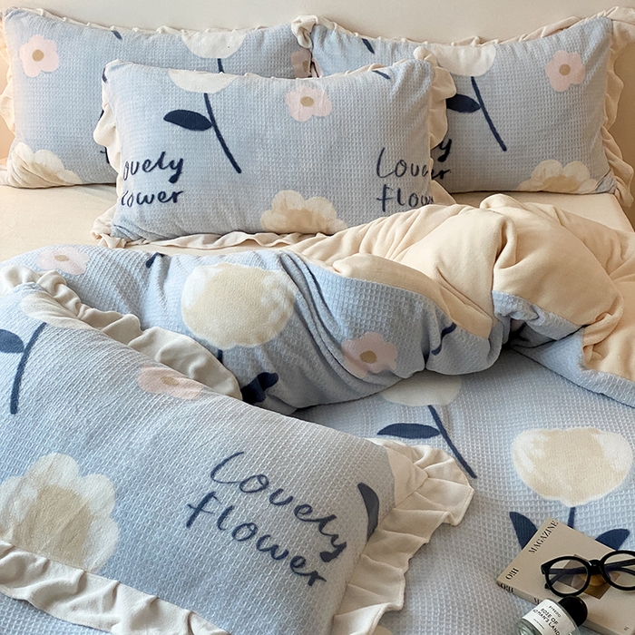 91家纺网 家纺一手货源 找家纺 潘朵拉家纺 2023新款雕花韩式华夫格花边牛奶绒四件套  小情调（蓝）