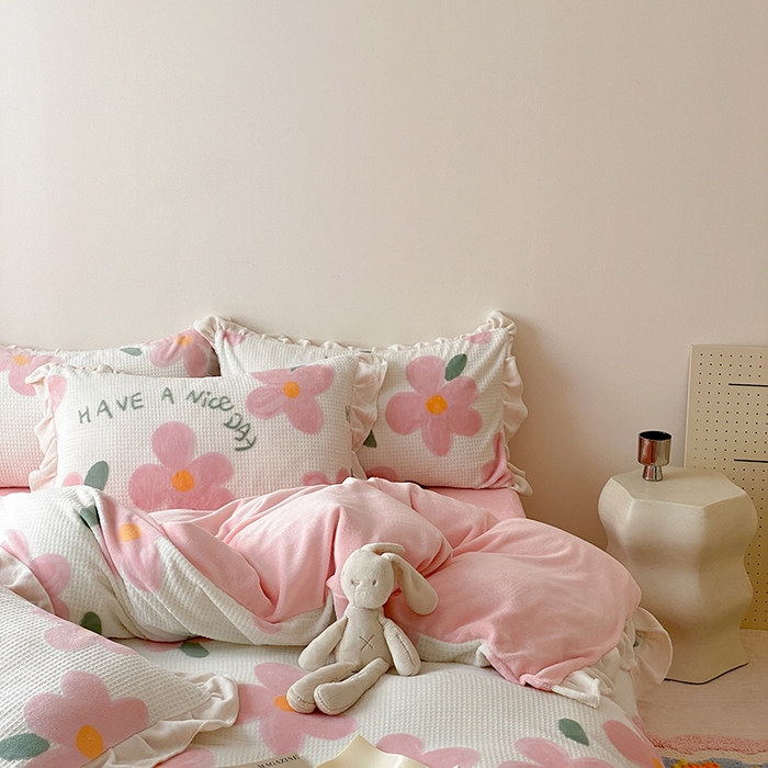 91家纺网 家纺一手货源 找家纺 潘朵拉家纺 2023新款雕花韩式华夫格花边牛奶绒四件套  淡妆初夏