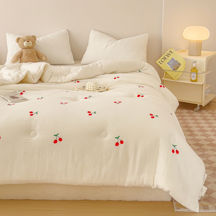 91家纺网 家纺一手货源 找家纺 木楌家居 2025新款全棉皱皱纱刺绣款被芯-风格二 小樱桃