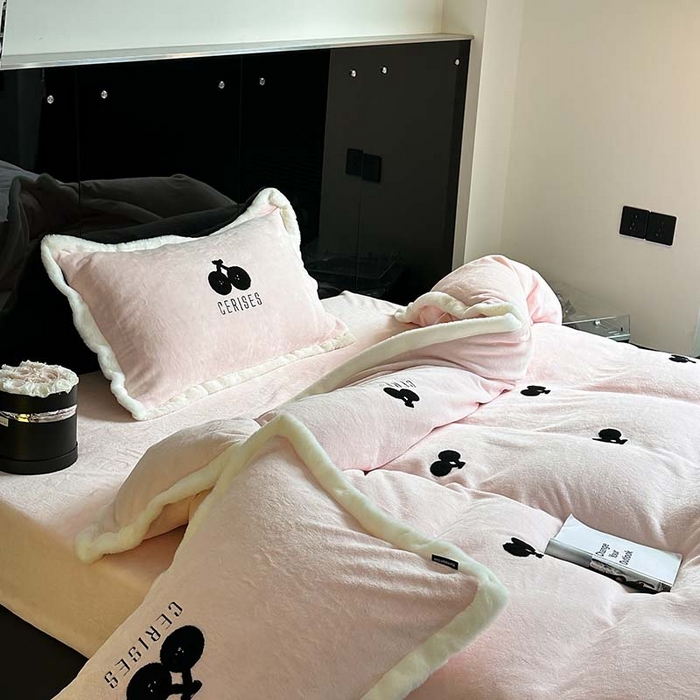 91家纺网 家纺一手货源 找家纺 圆岛家纺 2023秋冬新款少女心桃心樱桃毛巾绣牛奶绒四件套 樱桃（玉粉）