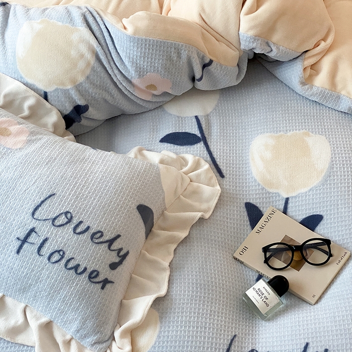 91家纺网 家纺一手货源 找家纺 潘朵拉家纺 2023新款雕花韩式华夫格花边牛奶绒四件套  小情调（蓝）